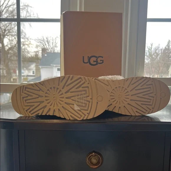UGG Women's Cream Fluffy Slippers